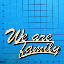 Lade das Bild in den Galerie-Viewer, Schriftzug &quot;We are family&quot; aus Holz
