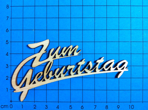 Zum Geburtstag 2 zeilig zusammenSchriftzug in Schreibschrift aus Holz  Schriftzüge aus Holz, Basteln mit Holz, Holzkunst, Holzteile bemalen, Geburtstags Schriftzug, Schriftzug Bastelartikel, Eingangsschild, Schriftzüge bemalen, Bastelideen mit Holz,   SZH 8896