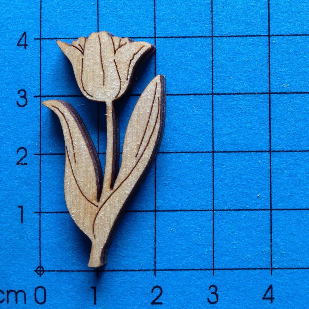 Tulpe blühend aus Holz