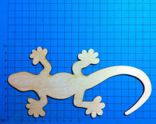 Lade das Bild in den Galerie-Viewer, Gecko aus Holz
