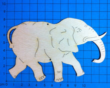 Lade das Bild in den Galerie-Viewer, Elefant aus Holz
