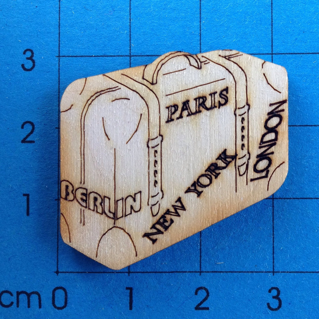 Koffer mit Schrift aus Holz