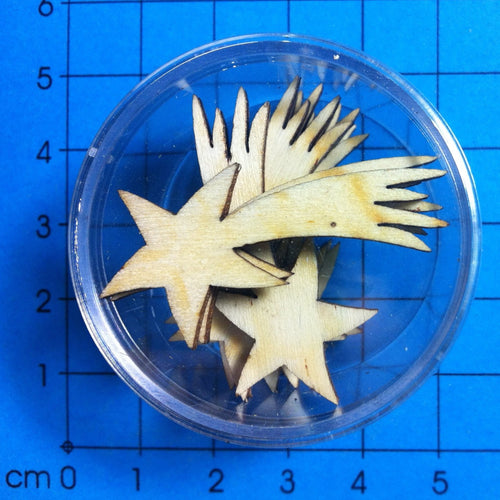 Kometen aus Holz in Dose basteln mit Kindern im Winter, Weihnachtsdekoration, Bastelidee Winter, Weihnachtsdeko gestalten, Weihnachtsbasteln, Deko mit Kometen aus Holz gestalten, Winterdeko selbst gestalten, Geschenkidee für Weihnachten, basteln mit Holz, Sterne aus Holz basteln, Kometen zum Basteln Weihnachten, Kometen malen,  Geschenkidee für Weihnachten, Sterne aus Holz basteln, Bastelidee Winter, Weihnachtsdeko gestalten, Winterdeko selbst gestalten, Deko mit Kometen aus Holz gestalten, basteln mit Kin