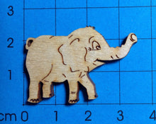 Lade das Bild in den Galerie-Viewer, Elefantenbaby aus Holz
