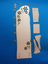 Lade das Bild in den Galerie-Viewer, Schild mit Blumen und Ständer (Stele) aus Holz Holz bemalen, Basteln mit Holz, Schilder zum Basteln, Schild zum Geburtstag, Schild zur Hochzeit basteln, Schilder aus Holz, Schilder für den Eingang, Türschild, Schild fürs Kinderzimmer, Holzideen , Basteln mit Holz für Kinder, Schild zur Taufe, Schild zur Geburt,  Schild zur Hochzeit basteln, Schilder aus Holz, Basteln mit Holz für Kinder, Schild zum Geburtstag, Basteln mit Holz, Schild fürs Kinderzimmer, Holzideen , Türschild, Schild zur Geburt, Schilder zu
