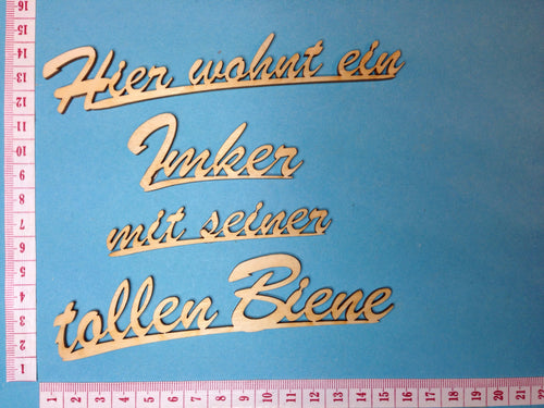 Hier wohnt der Imker mit seiner tollen Biene
4 zeilig geteilt
Schriftzug in Schreibschrift aus Holz 
 Herzlich willkommen Schriftzug, Schriftzüge bemalen, Schriftzüge aus Holz, Schriftzug Bastelartikel, Eingangsschild, Bastelideen mit Holz, Holzkunst, Holzteile bemalen, Basteln mit Holz,   SZH 7415