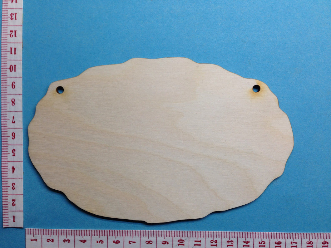 Schild oval mit Wellenschnitt aus Holz