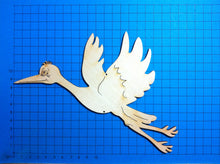Lade das Bild in den Galerie-Viewer, Storch fliegend aus Holz
