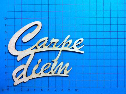 Carpe diem 2 zeilig zusammenSchriftzug in Schreibschrift aus Holz Holzteile bemalen, Schriftzüge bemalen, Schriftzug, Einladungskarten Basteln, Schriftzüge aus Holz, Basteln mit Holz, Holzkunst, Geschenke verzieren, Bastelideen mit Holz, Schriftzug Bastelartikel, Eingangsschild,  Schriftzüge aus Holz, Schriftzüge bemalen, Schriftzug Bastelartikel, Basteln mit Holz, Eingangsschild, Geschenke verzieren, Bastelideen mit Holz, Holzteile bemalen, Holzkunst, Einladungskarten Basteln, Schriftzug,  SZH 1711