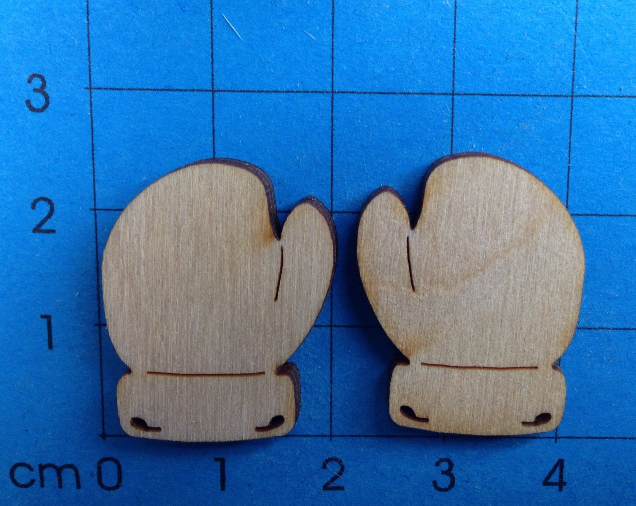 Handschuhe aus Holz, Basteln mit Kindern Weihnachten einfach, Basteln mit  Kindern Winter - Handschuhpaar aus Holz – Petras Bastel-News