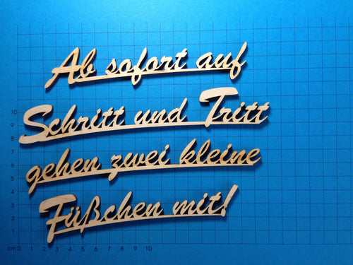 Ab sofort auf Schritt und Tritt gehen zwei kleine Füßchen mit!4 zeilig geteilterSchriftzug in Schreibschrift aus Holz  Basteln mit Holz, Geschenke verzieren, Schriftzüge bemalen, Schriftzug Bastelartikel, Bastelideen mit Holz, Holzkunst, Schriftzüge aus Holz, Herzlich willkommen Schriftzug, Holzteile bemalen, Eingangsschild,  Holzteile bemalen, Eingangsschild, Schriftzug Bastelartikel, Schriftzüge bemalen, Schriftzüge aus Holz, Basteln mit Holz, Holzkunst, Herzlich willkommen Schriftzug, Bastelideen mit