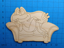 Lade das Bild in den Galerie-Viewer, Frosch auf Sofa aus Holz
