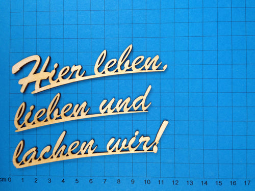 Hier leben, lieben und lachen wir! 3 zeilig geteilterSchriftzug in Schreibschrift aus Holz  Schriftzüge aus Holz, Basteln mit Holz, Geschenke verzieren, Eingangsschild, Herzlich willkommen Schriftzug, Holzteile bemalen, Schriftzug Bastelartikel, Schriftzüge bemalen, Holzkunst, Bastelideen mit Holz,  Basteln mit Holz, Geschenke verzieren, Herzlich willkommen Schriftzug, Holzteile bemalen, Holzkunst, Schriftzüge bemalen, Schriftzüge aus Holz, Eingangsschild, Schriftzug Bastelartikel, Bastelideen mit Holz, 