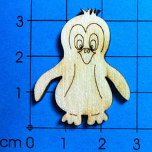 Lade das Bild in den Galerie-Viewer, Pinguinbaby aus Holz
