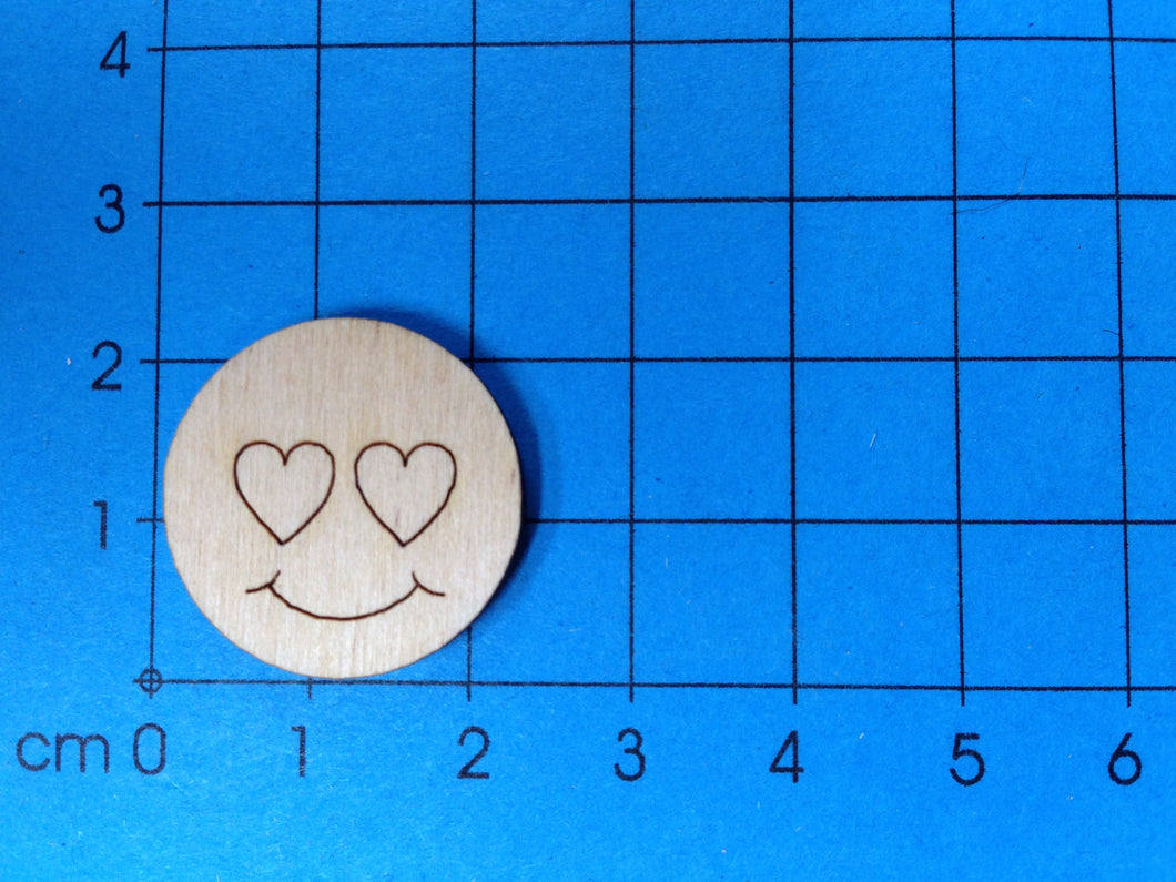Button mit Gesicht aus Holz, Herzaugen