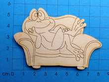 Lade das Bild in den Galerie-Viewer, Frosch auf Sofa aus Holz
