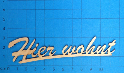 Hier wohnt1 zeilig zusammenSchriftzug in Schreibschrift aus Holz  Eingangsschild, Schriftzüge bemalen, Holzteile bemalen, Geschenke verzieren, Schriftzüge aus Holz, Holzkunst, Basteln mit Holz, Herzlich willkommen Schriftzug, Schriftzug Bastelartikel, Bastelideen mit Holz,   SZH 5811