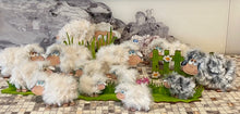 Lade das Bild in den Galerie-Viewer, Schafe aus Holz, zum Umwickeln für Wolle geeignetSchafe aus Holz, zum Umwickeln für Wolle geeignet
