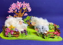 Lade das Bild in den Galerie-Viewer, Komplettset aus Holz Weide mit 4 Schafe und Zubehör
