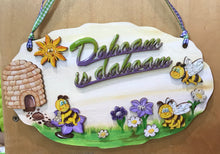 Lade das Bild in den Galerie-Viewer, Türschild Dahoam is dahoam mit Bienen
