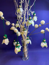 Lade das Bild in den Galerie-Viewer, Schneeglöckchen-Blumenkinder aus Filz
