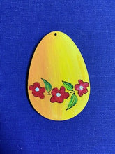 Lade das Bild in den Galerie-Viewer, Osterei/Ei mit Blütenranke quer aus Holz
