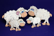 Lade das Bild in den Galerie-Viewer, Schafe aus Holz, zum Umwickeln für Wolle geeignet

