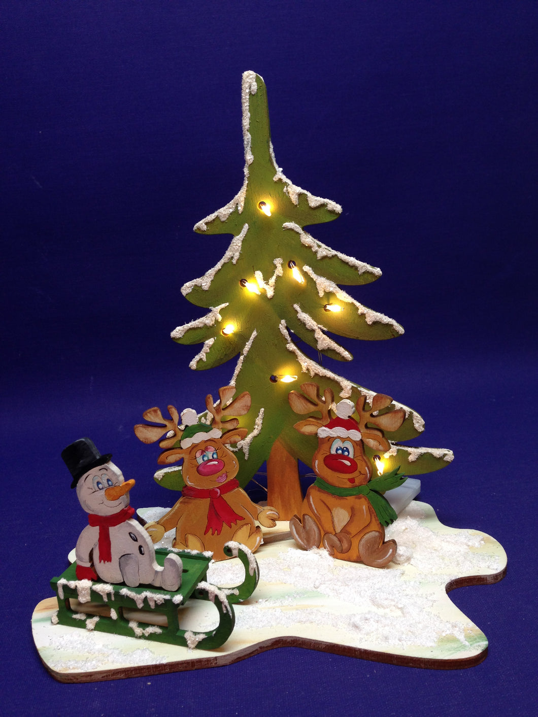Bastelset aus Holz: Weihnachtsdiorama mit Rentiere, Schneemann und bel. Fichte