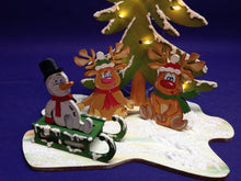 Lade das Bild in den Galerie-Viewer, Bastelset aus Holz: Weihnachtsdiorama mit Rentiere, Schneemann und bel. Fichte
