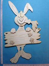 Lade das Bild in den Galerie-Viewer, Hase mit Karotte und Schild aus Holz
