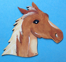 Lade das Bild in den Galerie-Viewer, Pferdekopf aus Holz
