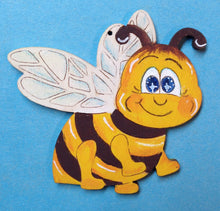 Lade das Bild in den Galerie-Viewer, Biene fliegend aus Holz

