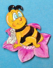Lade das Bild in den Galerie-Viewer, Biene sitzend auf Blume aus Holz
