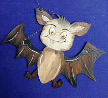 Lade das Bild in den Galerie-Viewer, lustige Fledermaus aus Holz (2 Zähne)
