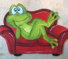 Lade das Bild in den Galerie-Viewer, Frosch auf Sofa aus Holz
