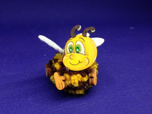 Lade das Bild in den Galerie-Viewer, Pompom Bienen aus Holz Basteln mit Kindern, Pompom Tiere aus Holz, Dekoration mit Kindern, Frühjahrsdeko basteln, Bienen basteln, Bienchen bemalen, Bastelset aus Holz, gestalten, Bommel-Tiere basteln,   WBI 4303SB
