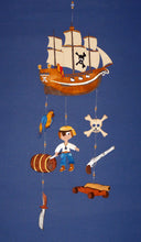 Lade das Bild in den Galerie-Viewer,   Pirat diy mit Zubehör, Holzteile bemalen, Holzteilchen zum Anmalen, Piratenschiff zum Bemalen, Pirat basteln, Basteln mit Kindern, Basteln mit Holz, Türschilder basteln,  PRH 1214
