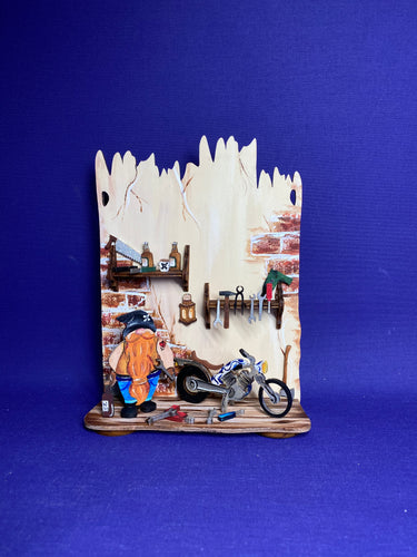 Wichtel als Rocker mit Motorrad und Werkzeug aus Holz  Holzartikel zum Basteln , Rocker, Moped, Biker , Bastelideen für fairy house , Wichtellandschaft, Wichtel aus Holz, Wichtelfrau , Wichtelhausbasteln, Wichtelmann, Fairyhouse Landschaften , Holzartikel zum Bemalen , Wichtelhaus , Fairyhousezumbasteln , Werkzeug, Wichtel für Fairy House, Fairyhouse , Geschenkideen zum selber Basteln, Wichtelkind,   WHL 6583SB