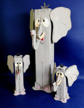 Lade das Bild in den Galerie-Viewer, Pfahltier Elefant aus Holz Dekoration mit Kindern gestalten, Bastelset Elefanten, Tiere basteln mit Holz, Basteln mit Kindern, Tiere aus Holz gestalten, Bastelset aus Holz, Deko gestalten, Bastelidee für Kinder, Jahresdeko basteln, Elefanten bemalen,  Elefanten bemalen, Jahresdeko basteln, Bastelidee für Kinder, Basteln mit Kindern, Tiere basteln mit Holz, Bastelset Elefanten, Tiere aus Holz gestalten, Deko gestalten, Bastelset aus Holz, Dekoration mit Kindern gestalten,  PEF 3708SB
