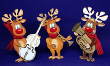 Lade das Bild in den Galerie-Viewer, Bastelset aus Holz
3 Rentiere zum Hinstellen mit Musikinstrumenten Rentier Standfigur, Rudolph das Rentier, Weihnachtsdekoration, Weihnachtsbasteln, Standfigur aus Holz, Geschenkidee für Weihnachten, Bastelidee Weihnachten, Rentier aus Holz, Bastelset Weihnachten, weihnachtliches Bastelset, Rentier zum Stellen, Bastelset Rentier, Musiker, Basteln mit Kinder, Rentier basteln, Standfigur Rentier,   K-RUH7215MZH
