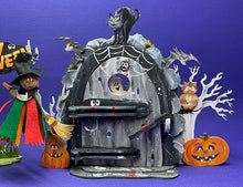 Lade das Bild in den Galerie-Viewer, Bastelset aus Holz
schaurig-schöne Halloween-Tür mit Hexe Halloweendeko, Wichteltür basteln, Wichteltür, Halloween, Basteln Halloween, Horrortür, , Gruseltür, Halloweenbastelset,   K-WHH65HH
