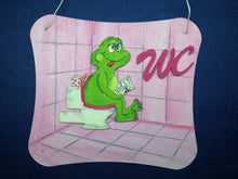 Lade das Bild in den Galerie-Viewer,   Frosch auf Klo, WC-Schild, WC Frosch, Klofrosch, Bad-Schild, Frosch auf Toilette, Klo-Schild,  FRH 7210
