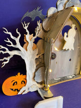 Lade das Bild in den Galerie-Viewer, Bastelset aus Holz
schaurig-schöne Halloween-Tür mit Hexe Horrortür, Gruseltür, Halloween, Wichteltür, , Halloweenbastelset, Halloweendeko, Wichteltür basteln, Basteln Halloween,   K-WHH65HH
