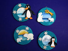 Lade das Bild in den Galerie-Viewer, Bastelset aus Holz
4 runde &quot;Winterrahmen&quot; mit Eisbär und Pinguin weihnachtliches Bastelset, Weihnachtsbasteln, Rahmen aus Holz, Pinguin aus Holz, Bastelidee Weihnachten, Winterrahmen, Winterbilderrahmen, runde Rahmen, Weihnachtsdekoration, Geschenkidee für Weihnachten, Bastelset Weihnachten, runde Bilderrahmen, weihnachtliche Rahmen, Bilderrahmen Weihnachten, Bilderrahmen aus Holz, Eisbär aus Holz, weihnachtliche Bilderrahmen,   K-RPH2909EP4
