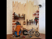 Laden und Abspielen von Videos im Galerie-Viewer, Wichtel als Rocker mit Motorrad und Werkzeug aus Holz
