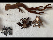 Laden und Abspielen von Videos im Galerie-Viewer, lustige Fledermaus aus Holz (2 Zähne)
