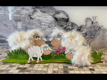 Laden und Abspielen von Videos im Galerie-Viewer, Schafe aus Holz, zum Umwickeln für Wolle geeignet
