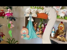 Laden und Abspielen von Videos im Galerie-Viewer, Baby im Tuch aus Holz
