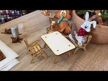 Laden und Abspielen von Videos im Galerie-Viewer, Tisch aus Holz
