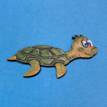 Lade das Bild in den Galerie-Viewer, Wasserschildkröte mit cooler Frisur aus Holz
